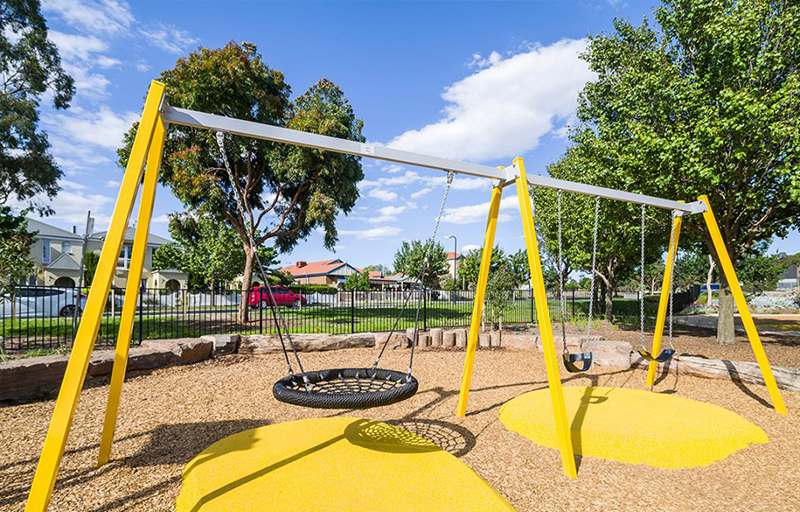 3. Rainbow Play Systems（彩虹游乐设备）